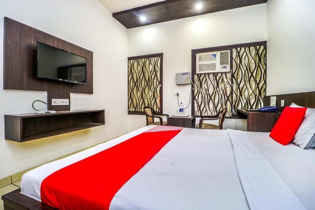 Hotel Sartaj Ludhiana Bagian luar foto