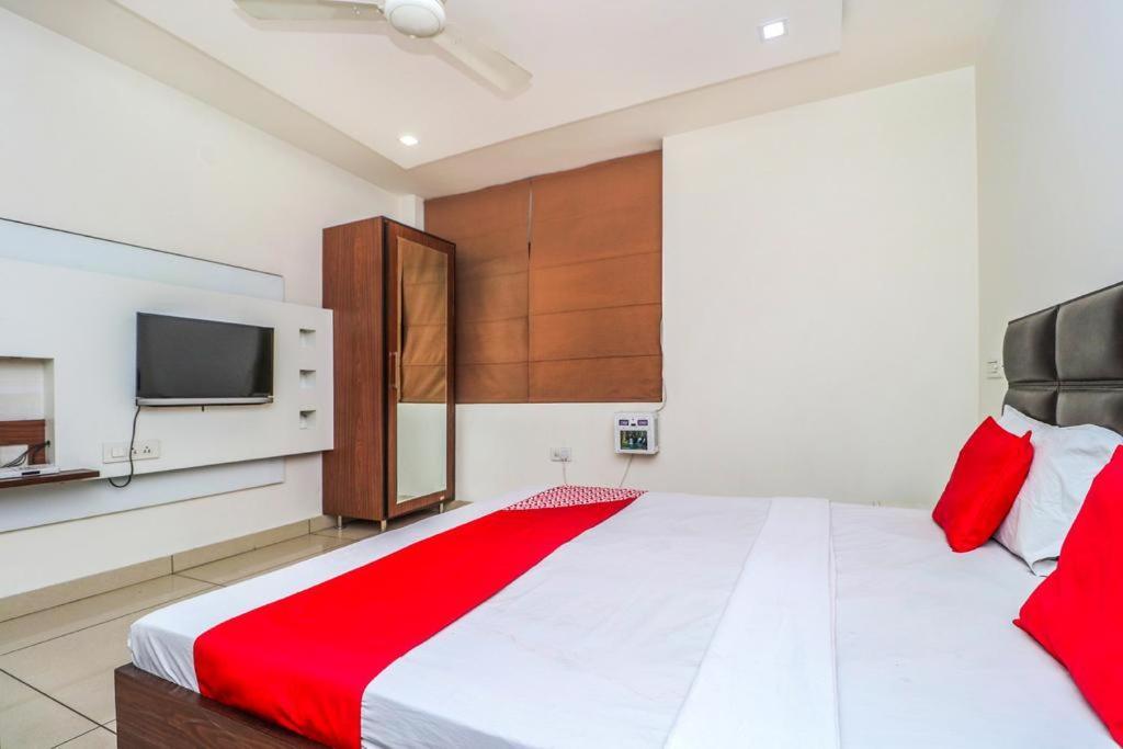 Hotel Sartaj Ludhiana Bagian luar foto